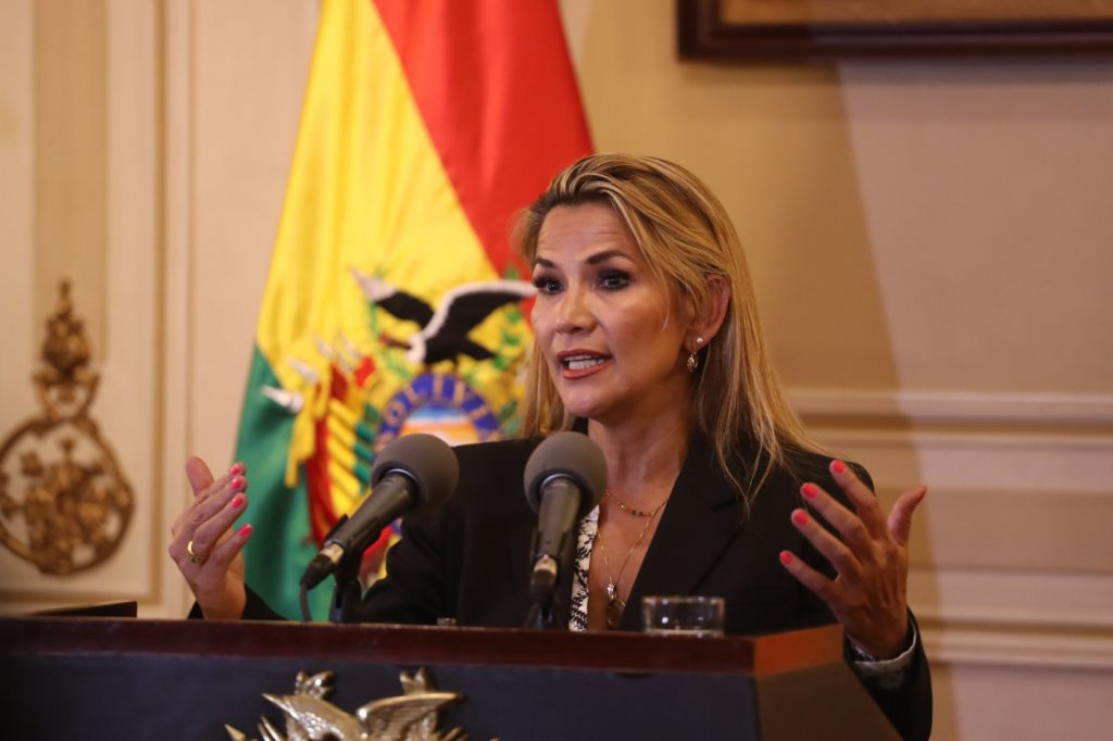Bolívia anuncia saída de médicos cubanos