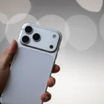 iPhone com Siri no ecrã, com prédios da Apple e do Google desfocados ao fundo