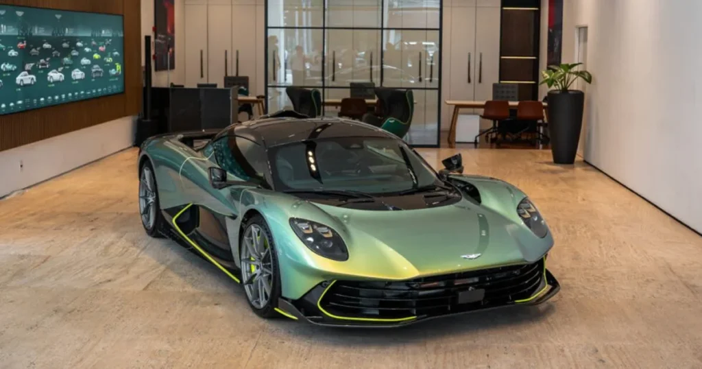 Aston Martin Valhalla estreia no Brasil com 1.079 cv e tecnologia de Fórmula 1 1 Aston Martin Valhalla Verdejant Jade exposto em showroom, vista três-quartos frontal destacando fibra de carbono e detalhes aerodinâmicos