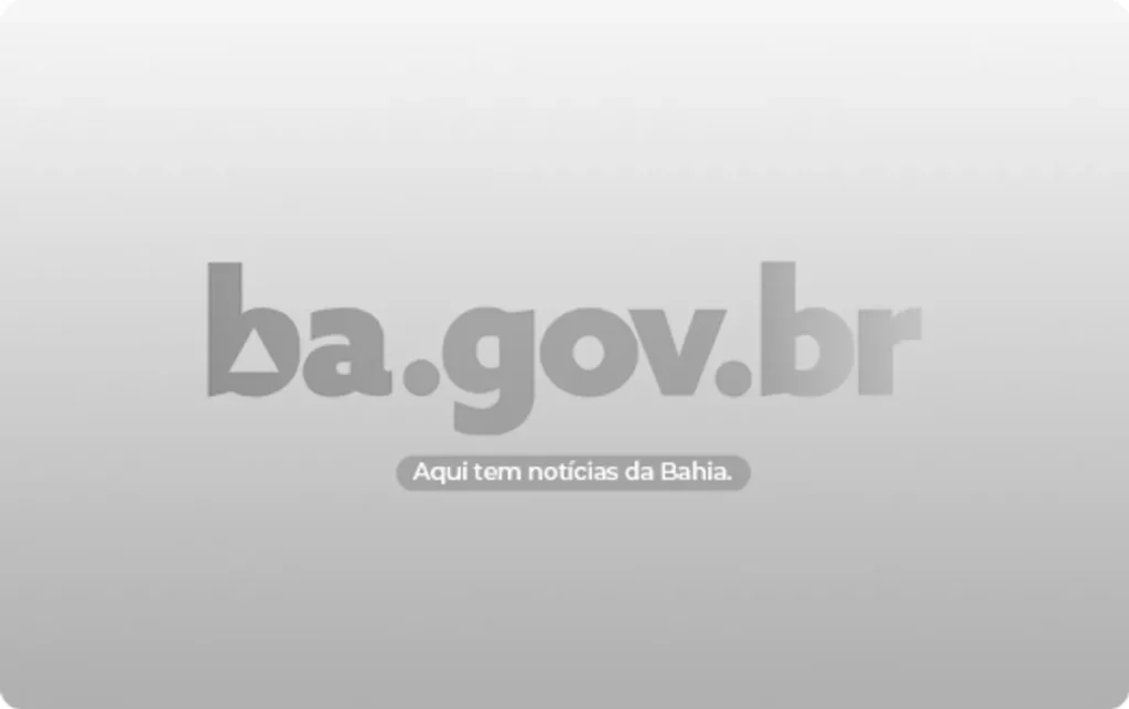 ÁUDIO: Tablets vão ampliar acesso à tecnologia educacional para estudantes do Ensino Médio da rede estadual em 2026 1 Professor entregando tablet a estudante em sala de aula do ensino médio