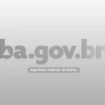 Professor entregando tablet a estudante em sala de aula do ensino médio