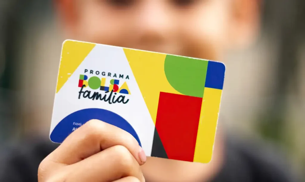 Bolsa Família altera calendário de pagamentos para 12 a 27 de fevereiro de 2026 1 Calendário destacando 12 a 27 de fevereiro de 2026 com cartão do Bolsa Família e ícone do aplicativo