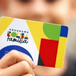 Calendário destacando 12 a 27 de fevereiro de 2026 com cartão do Bolsa Família e ícone do aplicativo