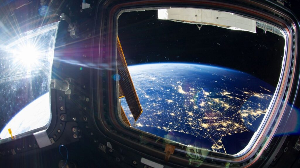 Como a NASA usa inteligência artificial para explorar o espaço 1 Engenheiro da NASA observando tela com imagens do rover Perseverance e visualizações de IA