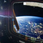 Engenheiro da NASA observando tela com imagens do rover Perseverance e visualizações de IA