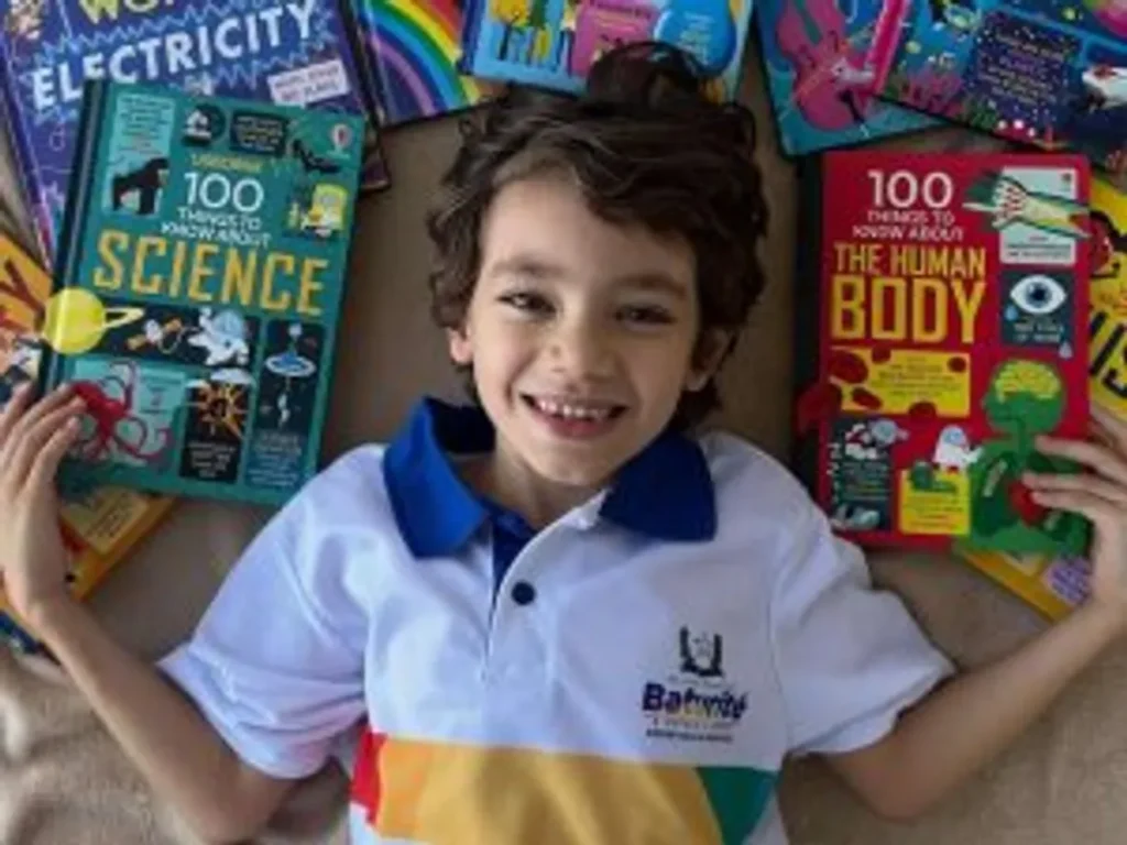 Augusto, 8 anos, usando tablet com Lego e piano ao fundo, pais observando; medalhas sobre a mesa