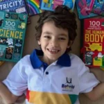Augusto, 8 anos, usando tablet com Lego e piano ao fundo, pais observando; medalhas sobre a mesa