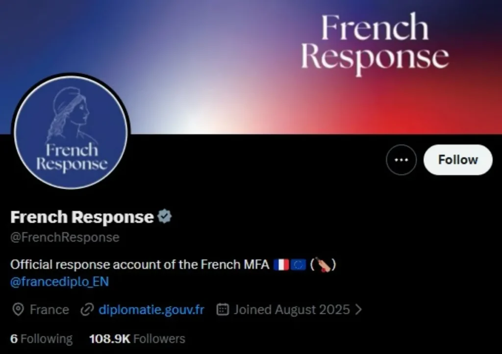 Smartphone exibindo o perfil 'French Response' no X com bandeira francesa desfocada ao fundo