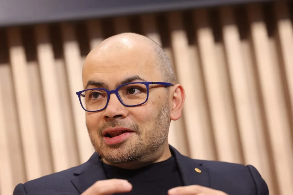 FT: Chefe da Google DeepMind, Demis Hassabis, alerta que o investimento em IA parece uma “bolha” 1 Sir Demis Hassabis em entrevista, expressão séria, fundo desfocado