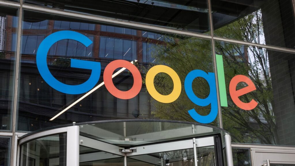 Google vai pagar US$ 135 milhões por usar dados móveis sem consentimento 1 Smartphone com logos do Google e Android sobre documentos legais