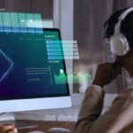 Gestora e equipe em escritório moderno analisando tela com gráficos de IA, simbolizando colaboração entre humanos e tecnologia