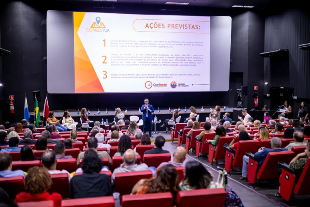 Maricá é palco do Conlestech, maior evento de tecnologia e inovação da região 1 Palestrantes e público no Cine Henfil durante o Conlestech 2026 em Maricá