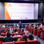 Palestrantes e público no Cine Henfil durante o Conlestech 2026 em Maricá