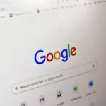 Fachada da CMA em frente a tela com logo do Google, imagem editorial