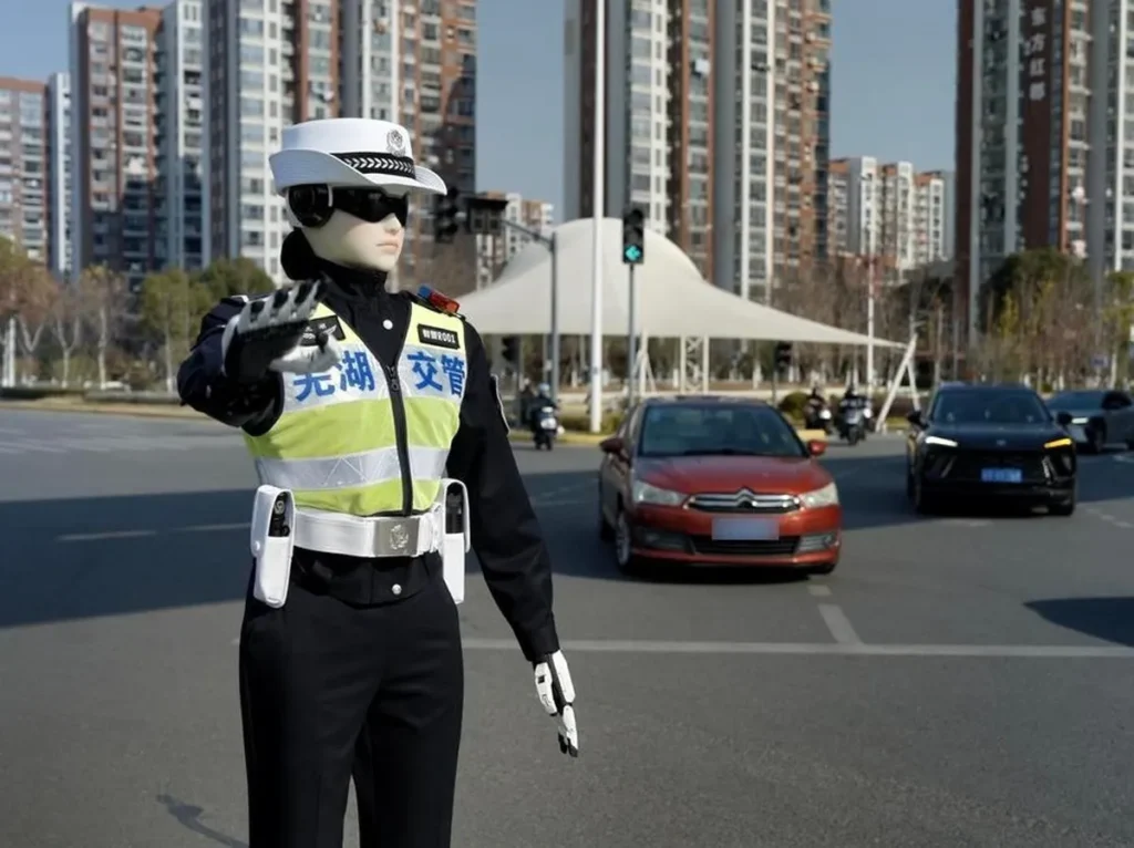 'Robocop do trânsito': China usa robôs humanoides com inteligência artificial nas ruas 1 Robô humanoide fiscalizando cruzamento movimentado em Wuhu, China