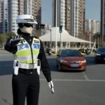 Robô humanoide fiscalizando cruzamento movimentado em Wuhu, China