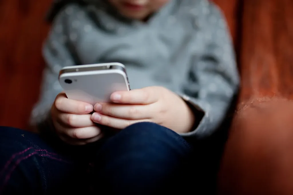 Suécia entra na onda global e quer banir celulares em escolas do fundamental ao médio 1 Alunos entregando celulares na entrada de uma escola sueca