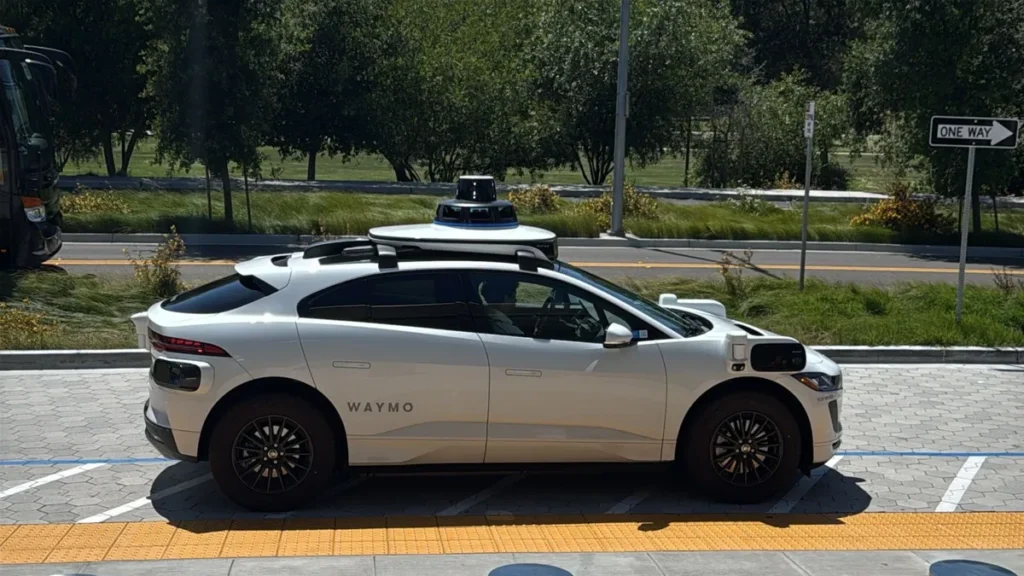 Táxi-robô da Waymo, do Google, atropela criança perto de escola e vira alvo de investigação nos EUA 1 Táxi-robô da Waymo parado perto de escola após incidente com agentes de trânsito e crianças ao fundo