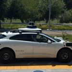 Táxi-robô da Waymo parado perto de escola após incidente com agentes de trânsito e crianças ao fundo