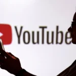 Smartphone com tela do YouTube em primeiro plano e silhueta de adolescente desfocada ao fundo, com sobreposição de gráficos de IA.