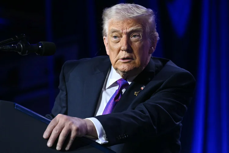 Trump quer saber por que Irã não se rendeu ao aumento militar dos EUA, enviado diz, e alerta que Teerã estaria 'a uma semana' de material para bomba 9 news 34990 1771814002