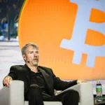 Strategy completa 100ª compra de bitcoin, adquire 591 BTC por US$ 40 milhões e eleva reservas para 717.722 bitcoin, mantendo liderança corporativa
