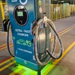 Engenheiro cearense ao lado do Plug Station e painéis solares em propriedade rural