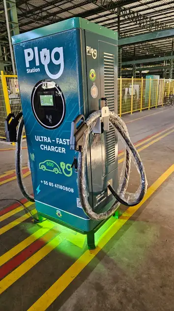 Tecnologia cearense recarrega carro elétrico em 5 minutos 1 Engenheiro cearense ao lado do Plug Station e painéis solares em propriedade rural