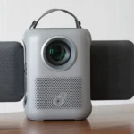 Projetor Google TV: Design espacial e som inovador